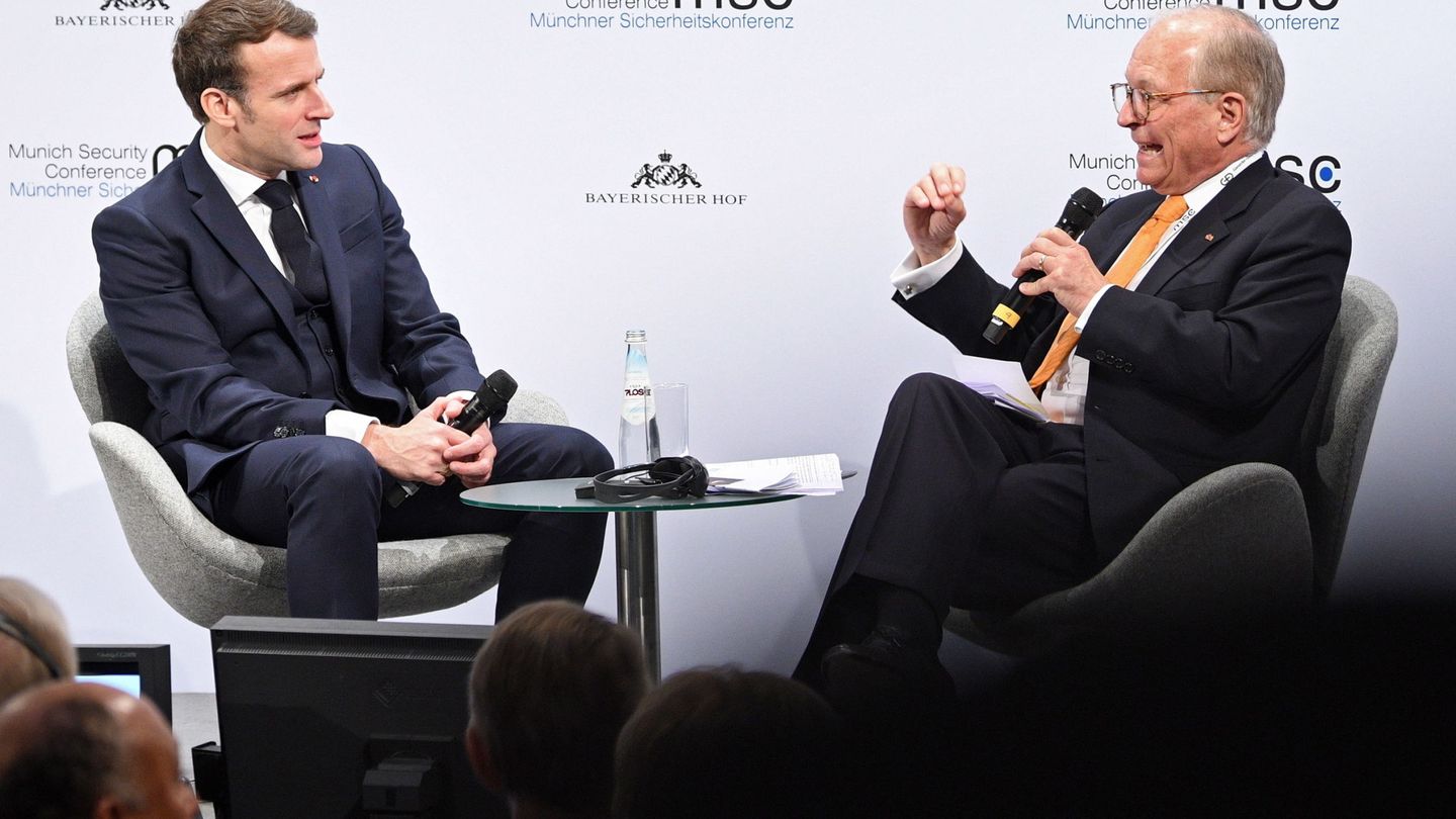 Emmanuel Macron y Wolfgang Ischinger en la edición de la MSC en 2020. (EFE)