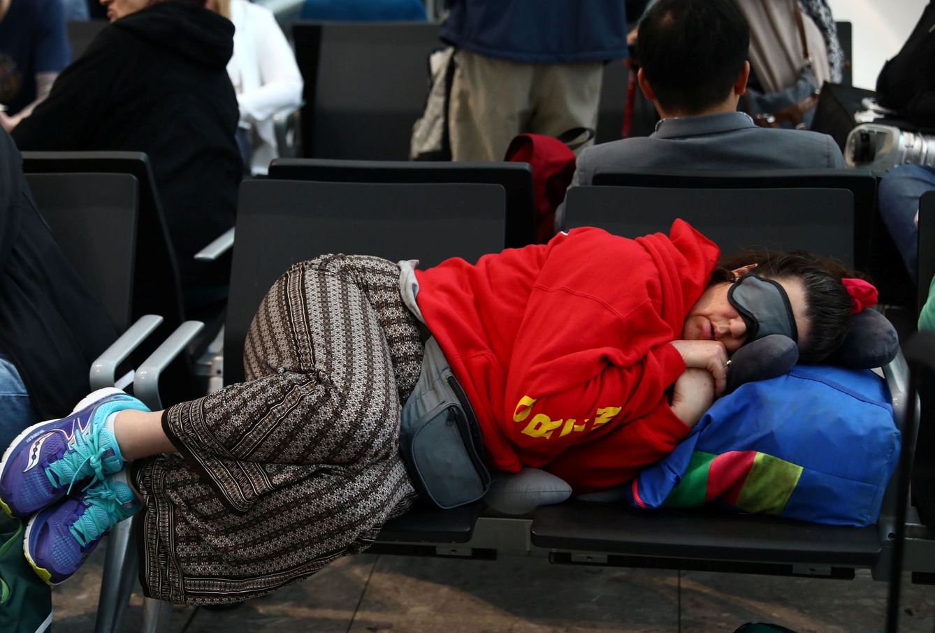 Pasajeros durmiendo en el aeropuerto de Heathrow (REUTERS)