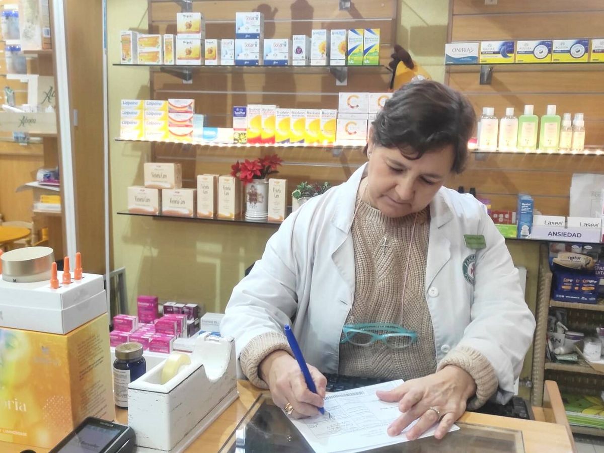 Foto: Eva, una farmacéutica de Madrid, escribe una receta. (L.B.)