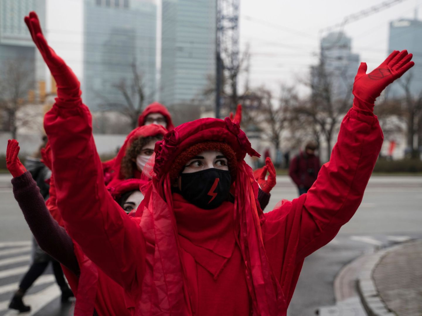 Feministas polacas protestan contra el gobierno de Polonia ataviadas con trajes que recuerdan a los de la serie. (EFE)
