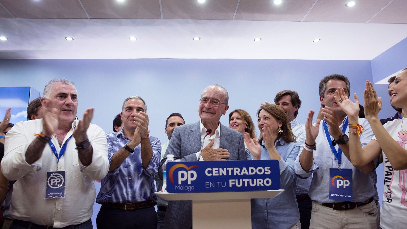 Foto: El alcalde de Málaga, Francisco de la Torre, en la celebración de la victoria de ayer en la sede del PP malagueño (EFE).