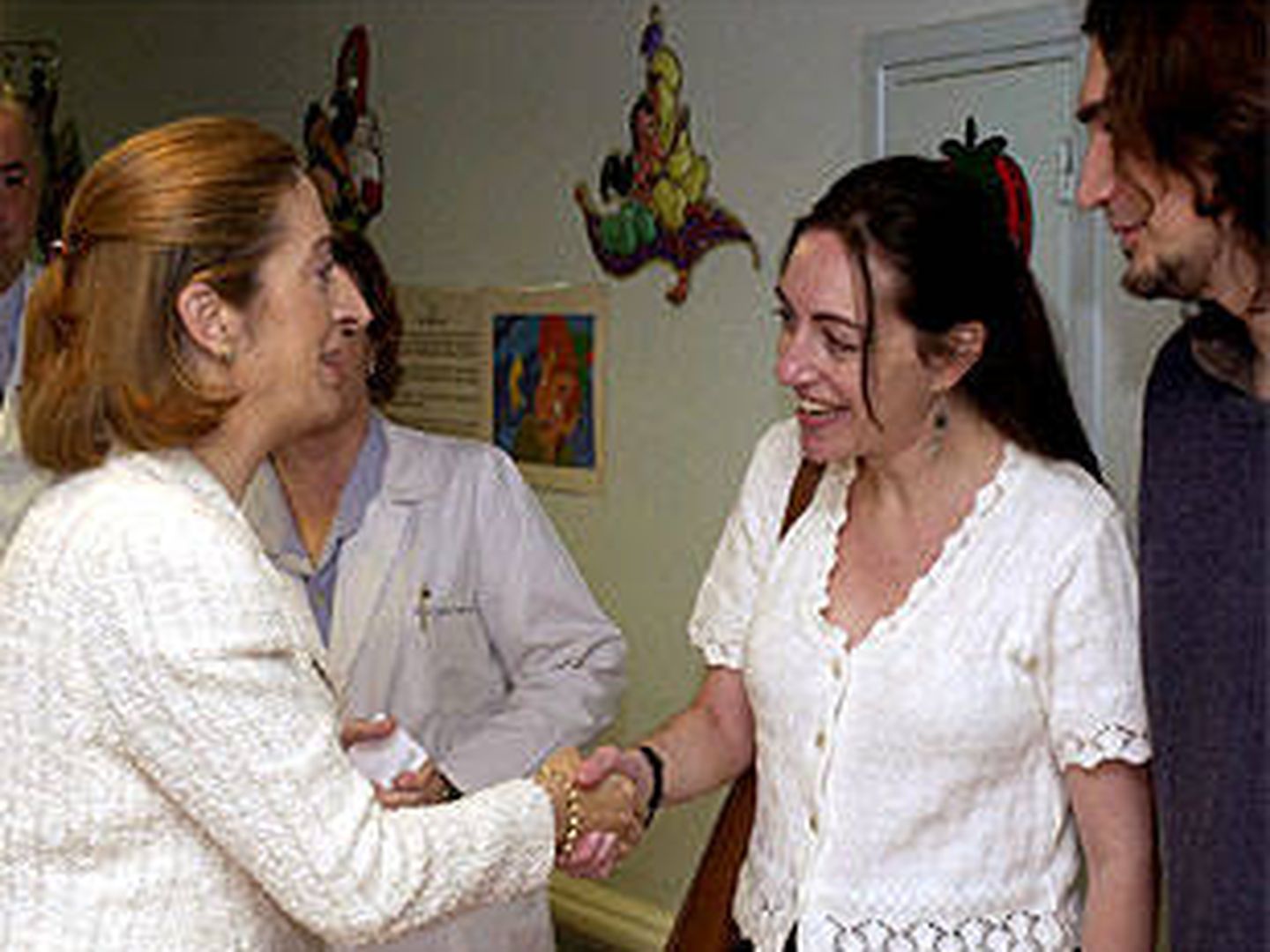 Los padres de Lucas en una foto de archivo de 2002 en el que saludan a la ministra Ana Pastor. (EFE)
