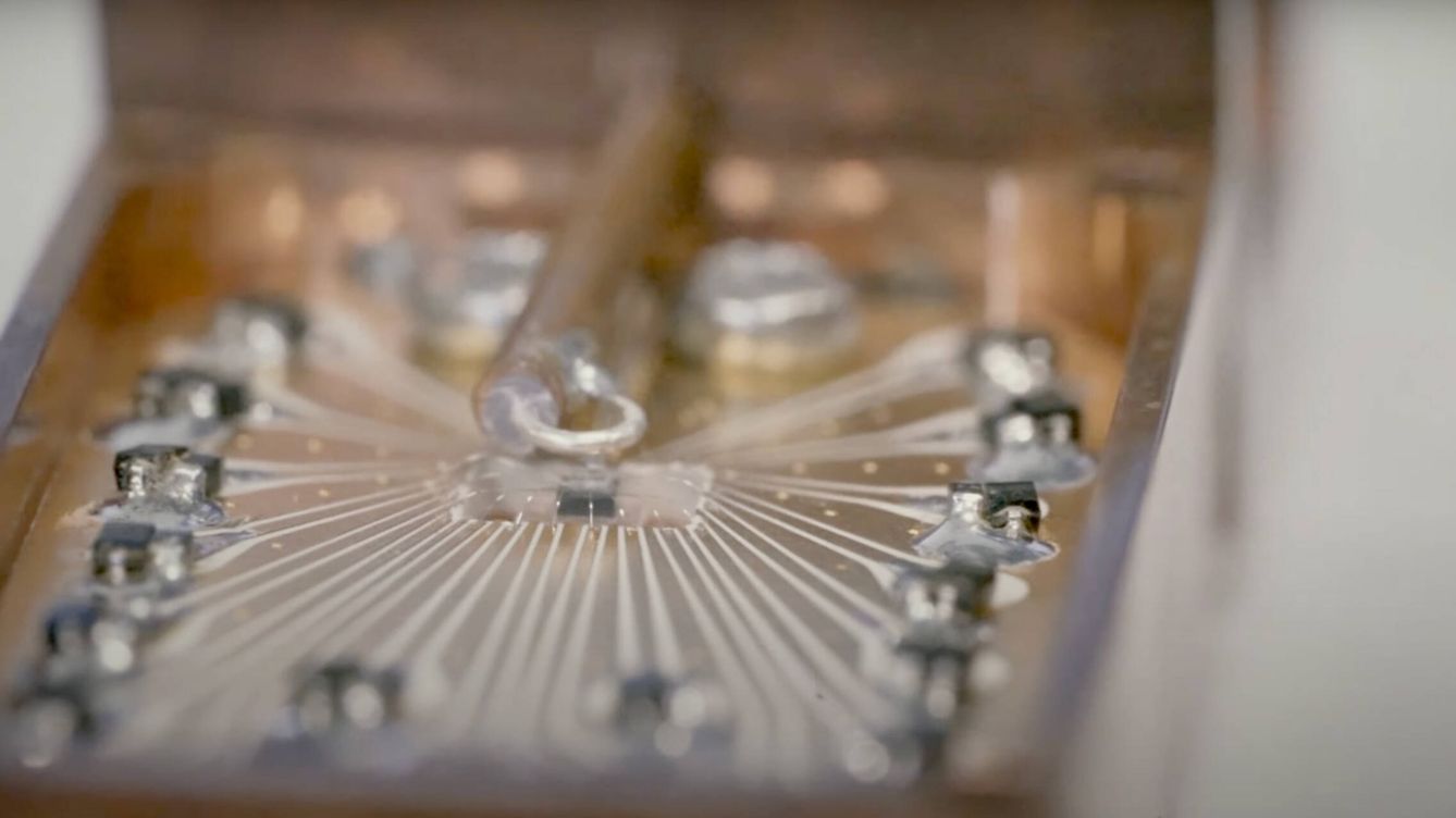 Foto: El prototipo del chip de silicio y el prisma que puede controlar cúbits (UNSW Sydney)