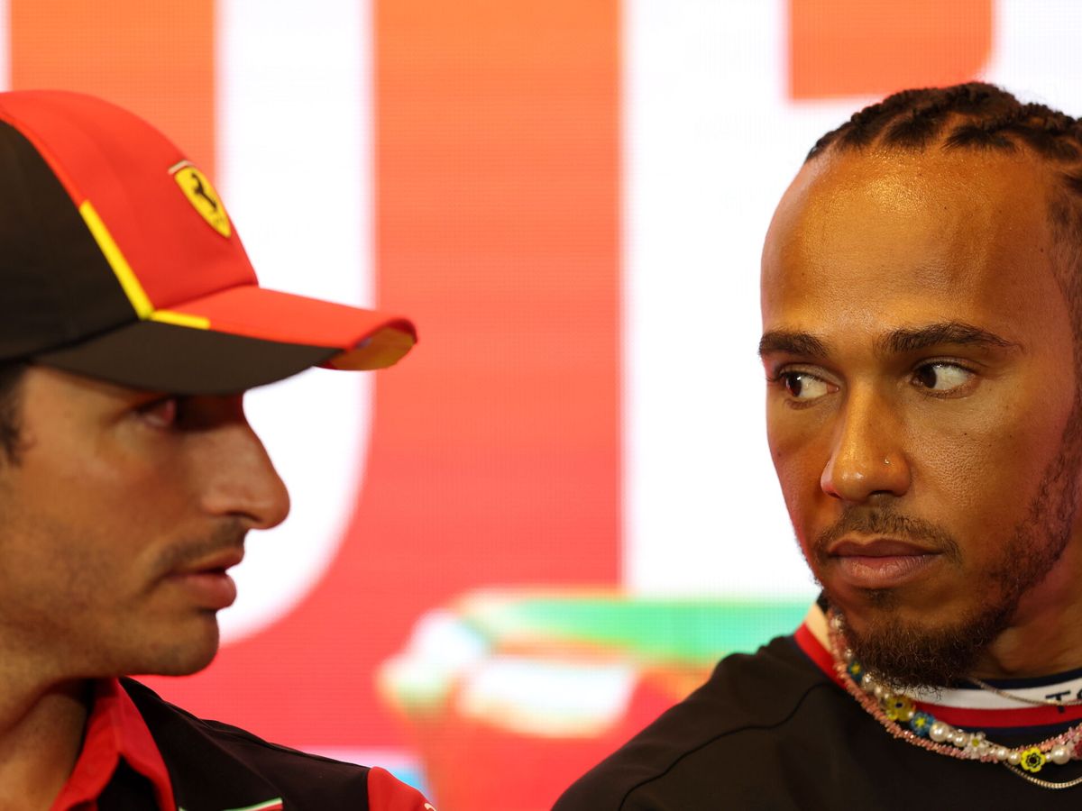 Foto: Carlos Sainz y Lewis Hamilton, en la rueda de prensa del GP de Azerbaiyán. (EFE/Ali Haider)