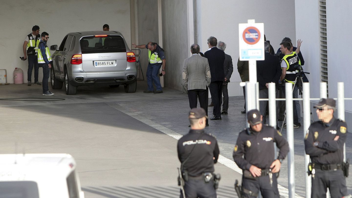 La Policía durante la inspección ocular  en el concesionario de coches de Alicante, Novocar. (EFE)