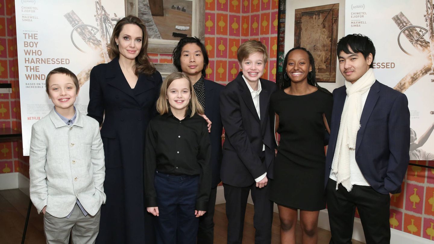  Angelina Jolie, junto a sus seis hijos. (Getty)