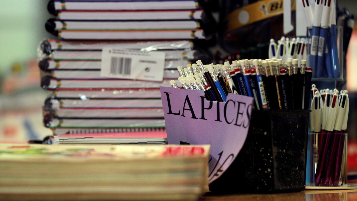 Lápices en la 'Librería Gaztambide' (Madrid) donde todo está preparado para la vuelta al cole (EFE)