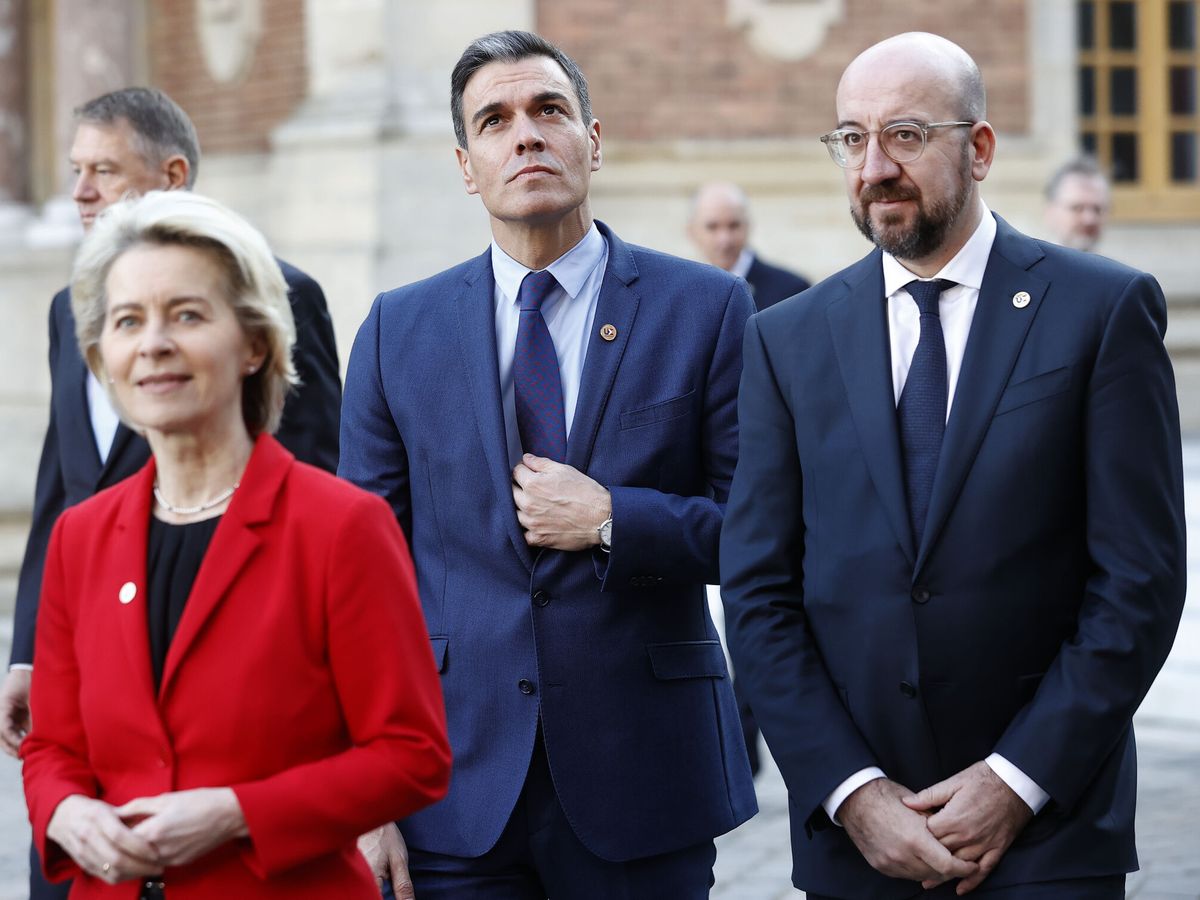 Foto: El presidente del Gobierno, Pedro Sánchez (centro), con los líderes de la UE, en la cumbre de Versalles (Chema Moya/EFE)