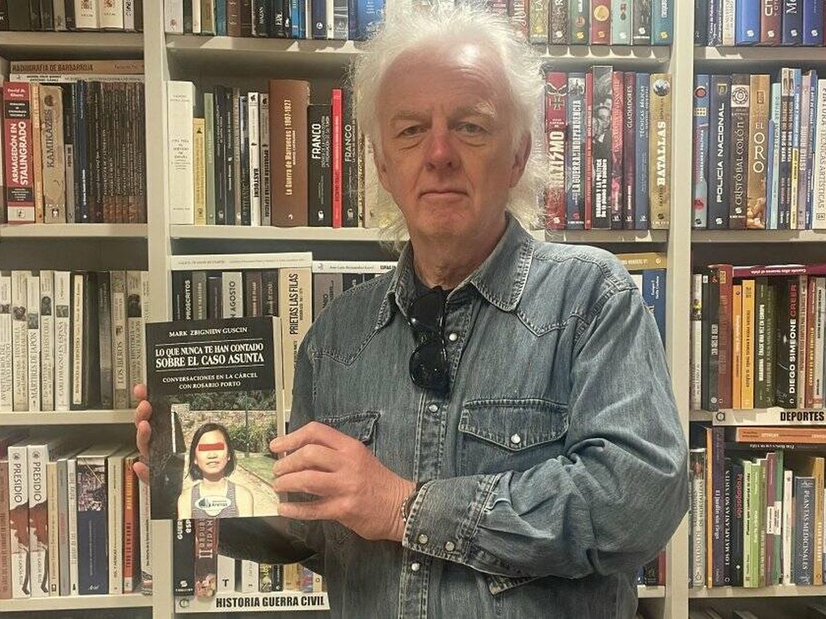 Foto: El escritor Mark Guscin posa con su libro 'Lo que nunca te han contado sobre el caso Asunta' (Novo)