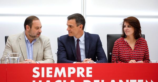 Foto: Pedro Sánchez, con sus números dos y tres, Adriana Lastra y José Luis Ábalos, este 17 de mayo. (EFE)