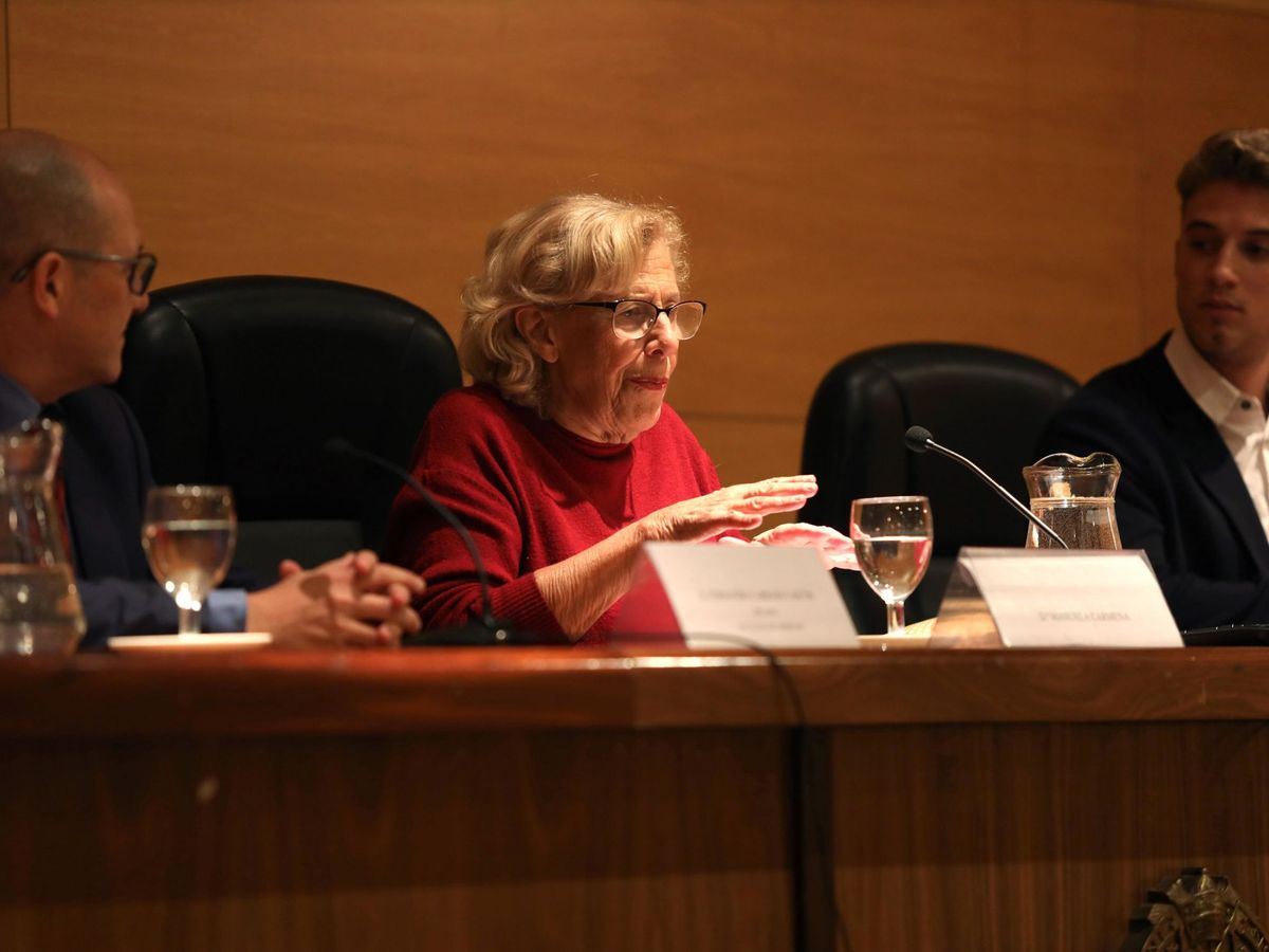 Foto: La exalcaldesa de Madrid Manuela Carmena (c) durante su intervención en una conferencia. (EFE)