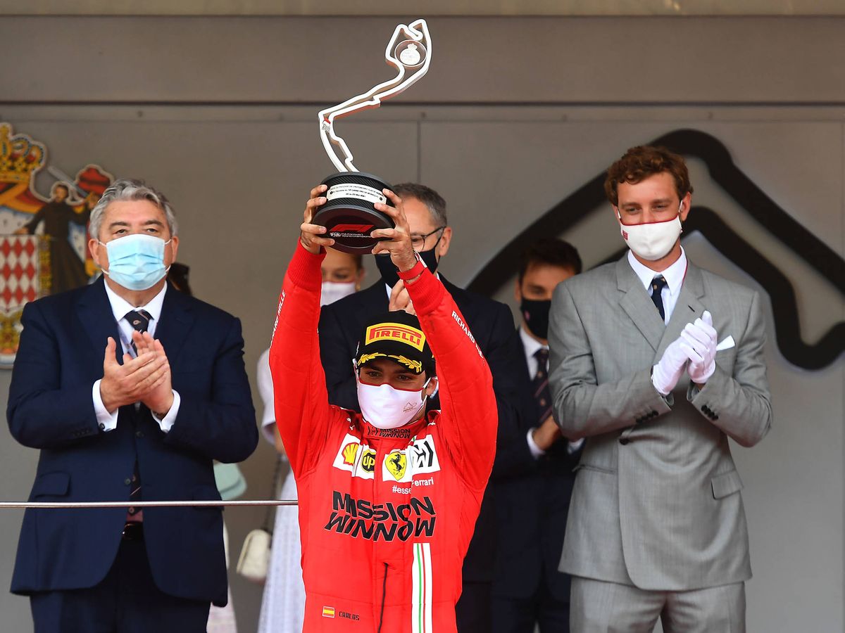Foto: Carlos Sainz, en su primer podio con Ferrari y en el GP de Mónaco.
