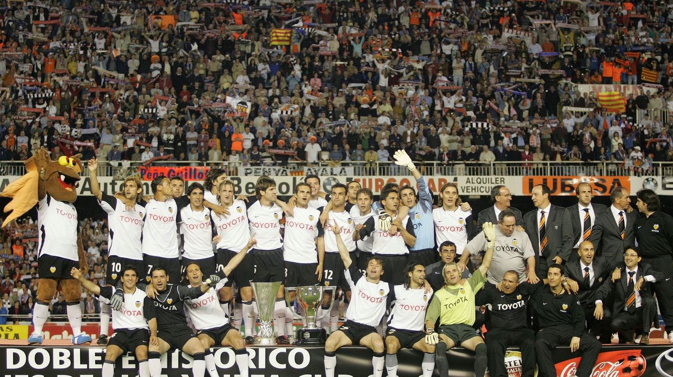 Foto: El Valencia de la 2003-04 fue campeón de Liga y de la Copa de la UEFA (ValenciaCF.com).