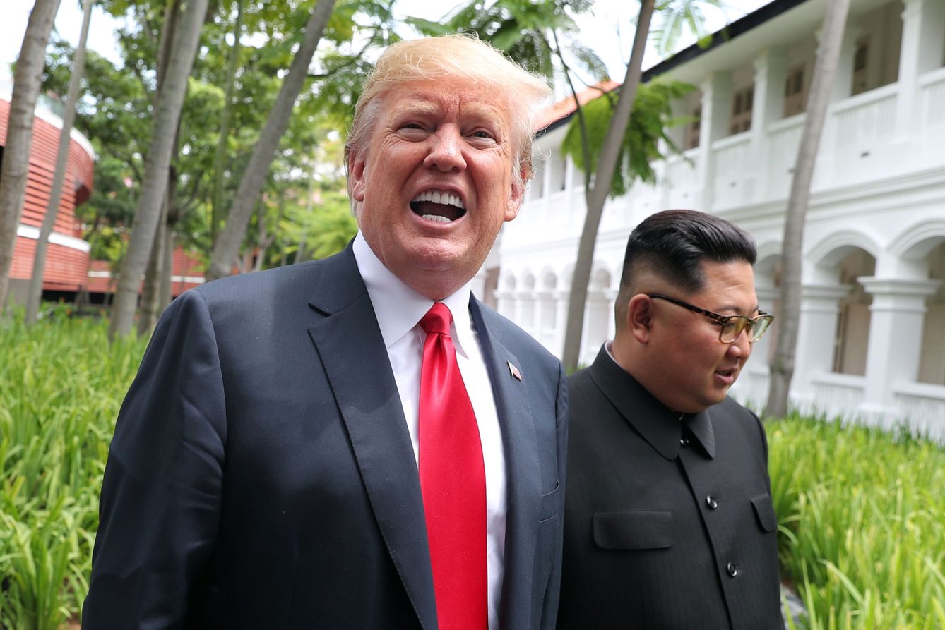 Donald Trump y Kim Jong-un dando un paseo tras el almuerzo de trabajo. (Reuters)
