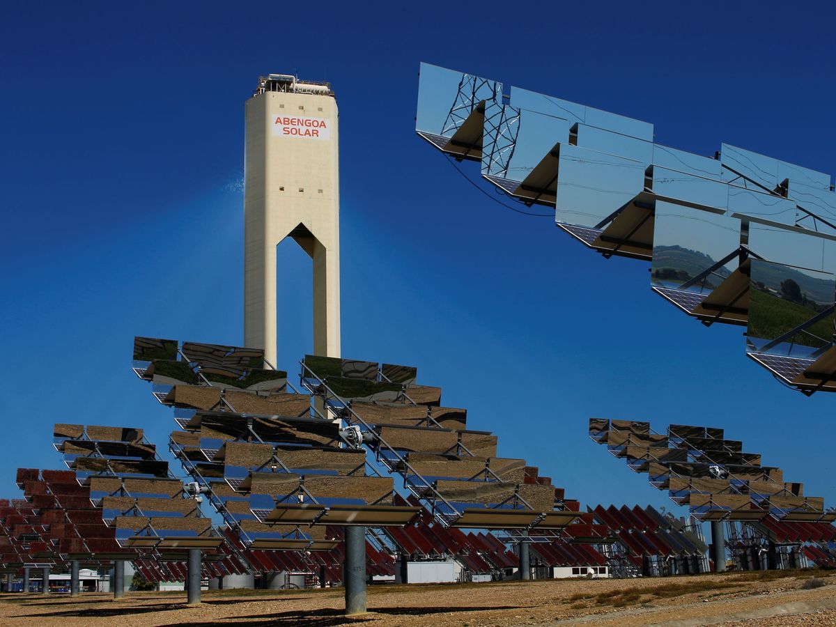Foto: File photo: a tower and solar panels belonging to abengoa are seen at the solucar solar park in sanlucar la mayor
