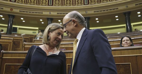 Foto: El ministro de Hacienda, Cristóbal Montoro, dialoga con la diputada de Coalición Canaria, Ana Oramas. (EFE)