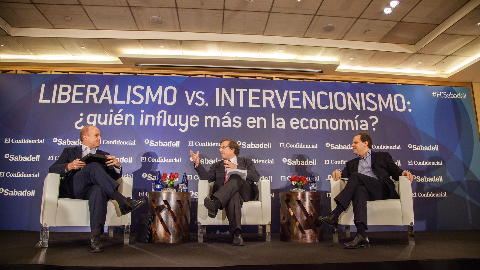 Foto: Miguel Sebastián, Carlos Sánchez , director adjunto de El Confidencial, y Daniel Lacalle. (Jorge Álvaro Manzano)