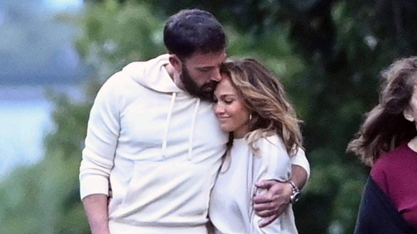 Jennifer Lopez y Ben Affleck, durante su paseo por los Hamptons de Nueva York. (Gtres)