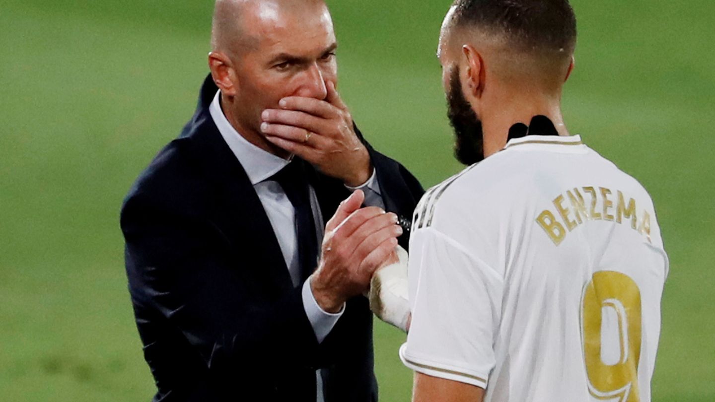 Zidane habla con Karim Benzema en un partido frente al Deportivo Alavés. (Reuters)