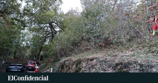 Los bomberos socorren al conductor de un vehículo con riesgo de volcar por un terraplén en Cillorigo de Liébana (Cantabria)