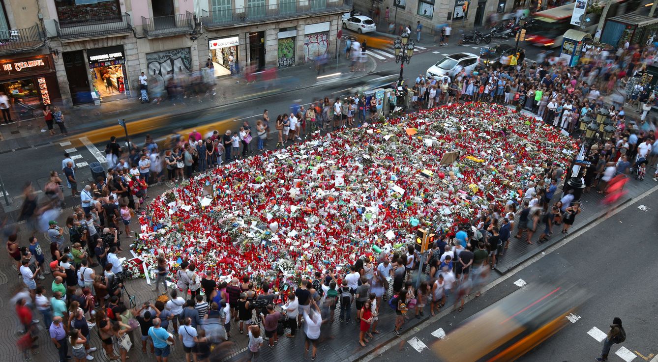 Flores y velas en memoria de las vícitimas de las Ramblas. (Reuters)