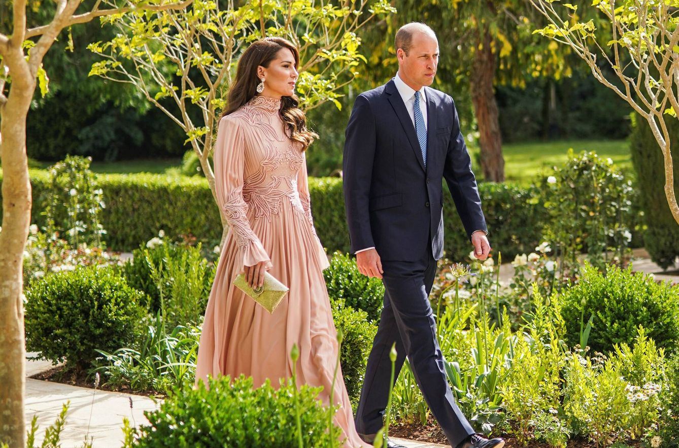 Kate Middleton y el príncipe Guillermo, en la boda de Hussein. (RHC)