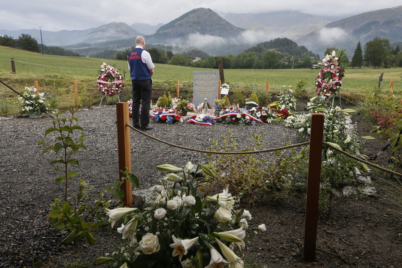Foto: Un hombre ante un monumento homenaje a las víctimas de la tragedia de Germanwings en Le Vernet, el 24 de julio de 2015 (Reuters). 