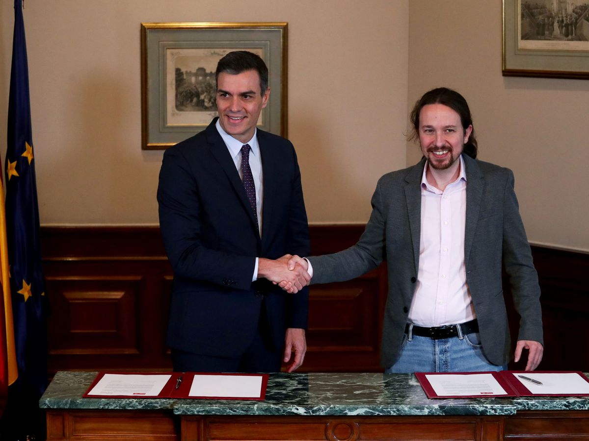Foto: Pedro Sánchez y Pablo Iglesias, durante la firmada del acuerdo. (Reuters)