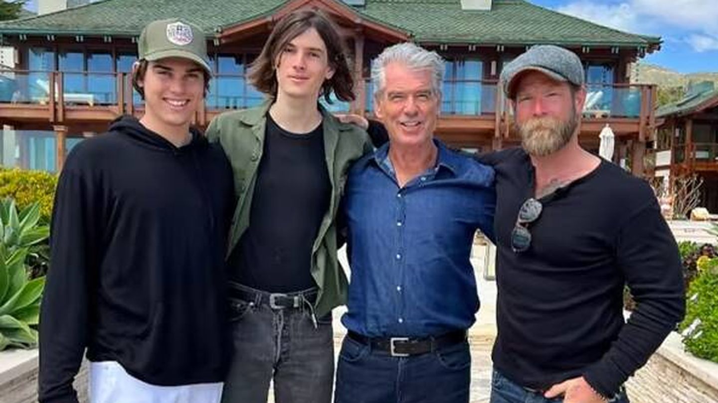 El actor, junto a sus hijos Sean, Paris y Dylan. (Instagram/@piercebrosnanofficial)
