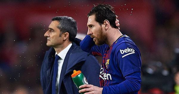 Foto: Valverde, junto a Messi, en la banda del Camp Nou. (EFE)