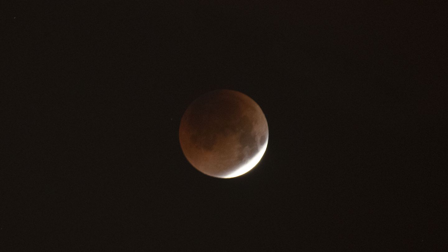 Vista de un eclipse total de Luna. (EFE/Marta Pérez)