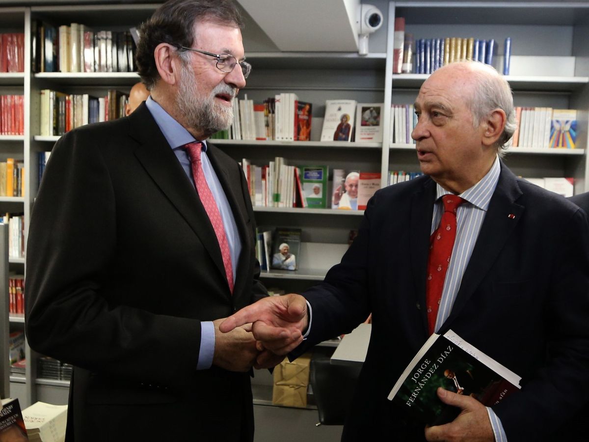 Foto: El expresidente del Gobierno Mariano Rajoy (i) conversa con el exministro del Interior Jorge Fernández Díaz (d) durante la presentación de su libro. (EFE)
