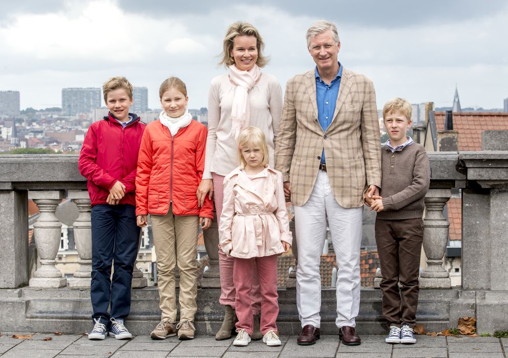 Foto: Los reyes de los belgas, junto a sus cuatro hijos (Gtres)