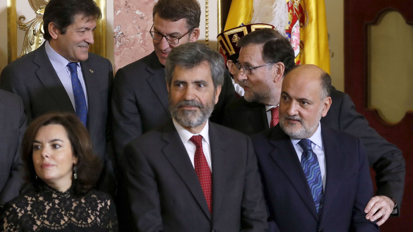 Foto: El presidente del Tribunal Supremo, Carlos Lesmes (abajo, centro), rodeado de varios políticos. (EFE)