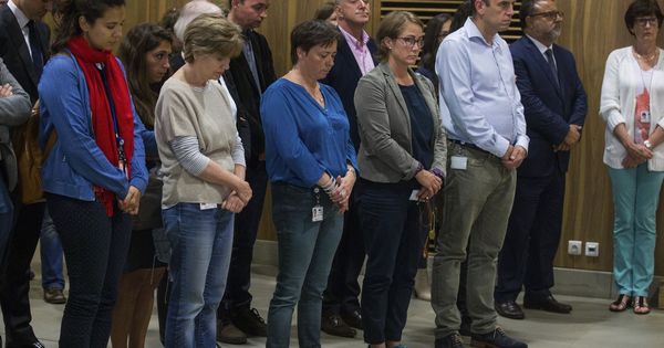 Foto: Miembros y empleados de la Comisión Europea guardan un minuto de silencio en honor a las víctimas del atentado de Barcelona y Cambrils. (EFE)