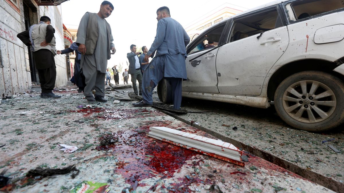 Más de 57 muertos en un ataque suicida y otro con explosivos en Kabul