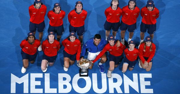 Foto: Novak Djokovic posa con los recopelotas del Open de Australia tras su séptima victoria en Melbourne (Foto: Adnan Abidi)