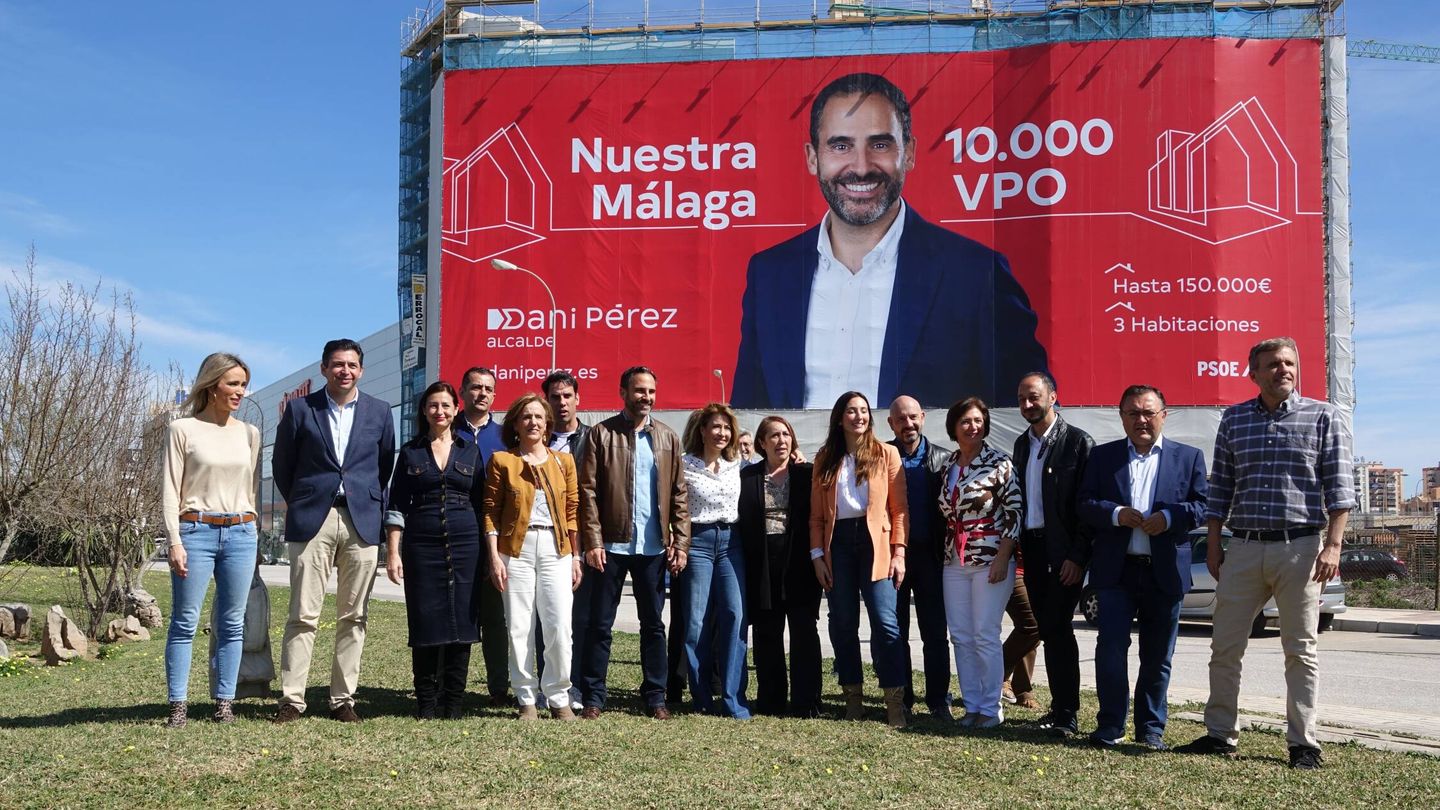 La ministra y dirigentes socialistas junto a una valla publicitaria de su candidato por Málaga. (PSOE)