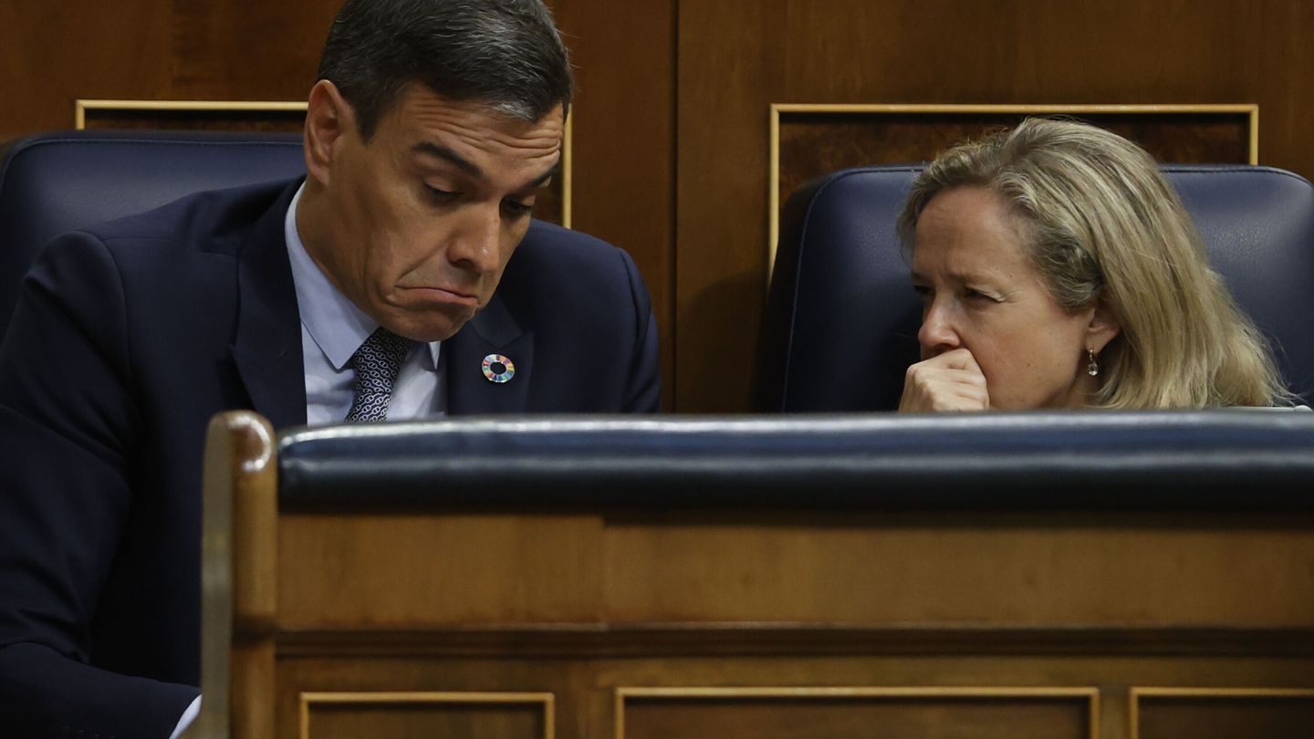 Sánchez y Calviño en un momento del debate del estado de la nación. (EFE/Kiko Huesca)