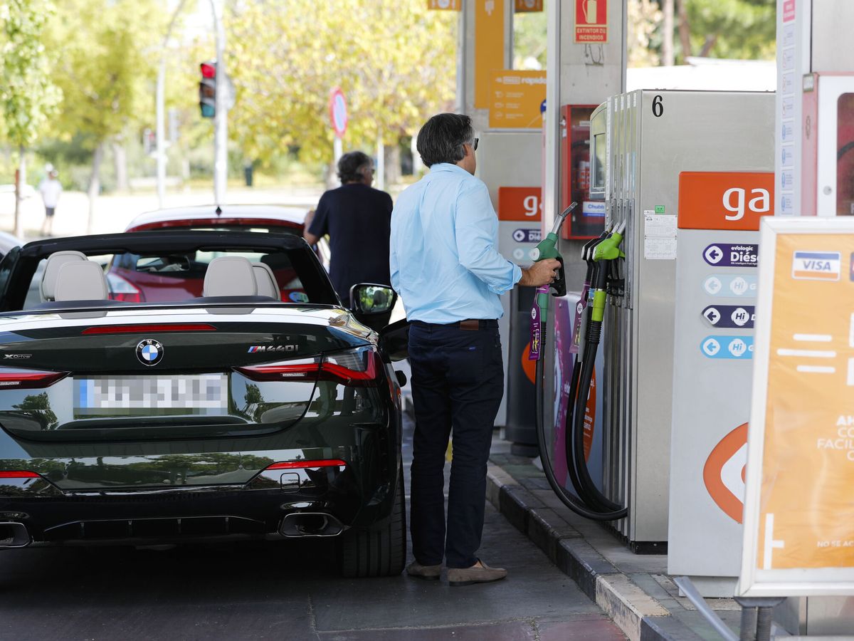 Foto: Repostaje de combustible en una gasolinera. (EFE/Luis Millán)
