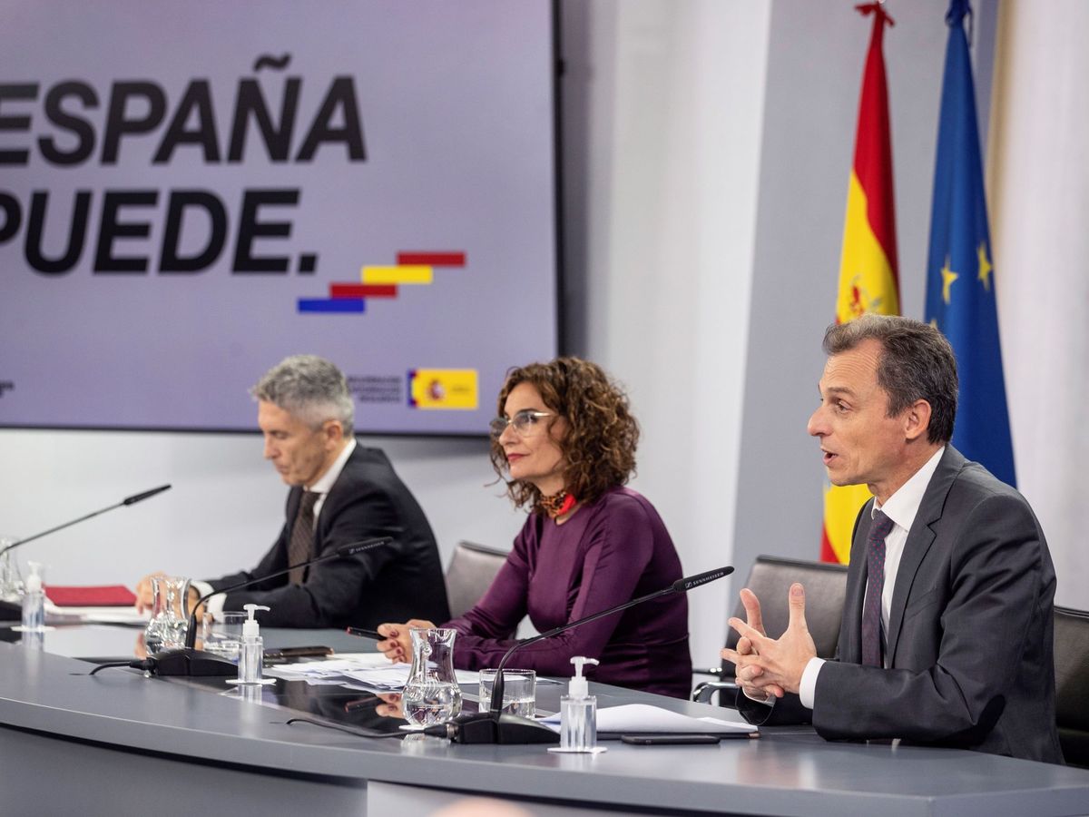 Foto: La ministra de Hacienda, María Jesús Montero (c), junto con el ministro de Ciencia, Pedro Duque (d), y el del Interior, Fernando Grande-Marlaska (i), tras el Consejo de Ministros. (EFE)
