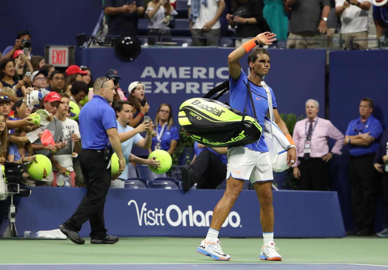 Rafael Nadal se despide del público de Nueva York tras un partido que duró cuatro horas. (EFE)