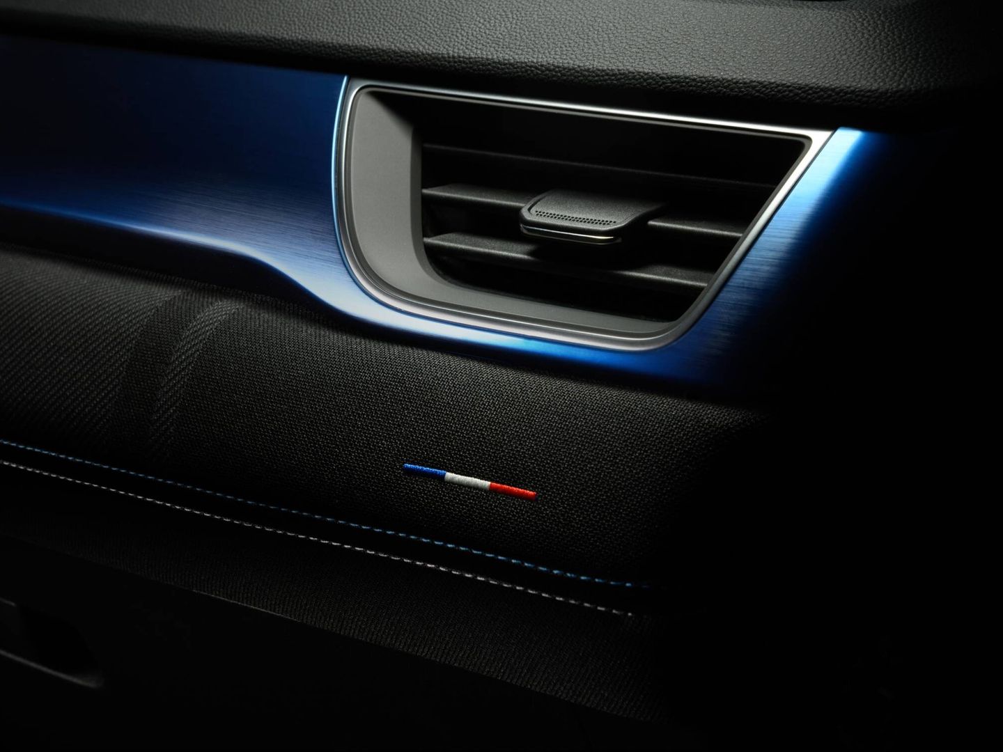 El Captur Esprit Alpive incluye detalles específicos de diseño: inserciones azuladas, la tricolor francesa…