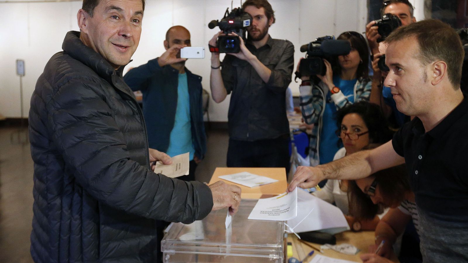 Foto: El líder de la izquierda abertzale, Arnaldo Otegi, acude a votar para las elecciones generales 2016. (Efe)