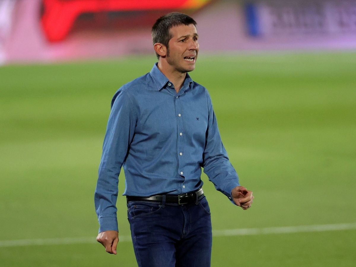 Foto: Celades, durante su etapa como entrenador del Valencia. (EFE/Juanjo Martín)