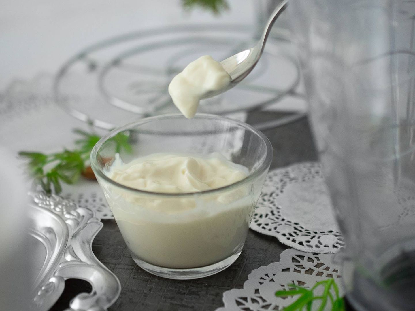 Uno de los productos que más recomiendan ingerir por su alto contenido en proteínas y bajo en calorías es el yogur (Unsplash)