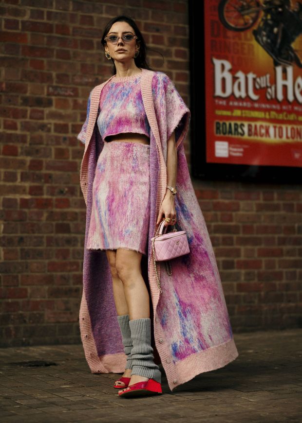 Un look colorido con calentadores visto en la semana de la moda de Londres. (Launchmetrics Spotlight)