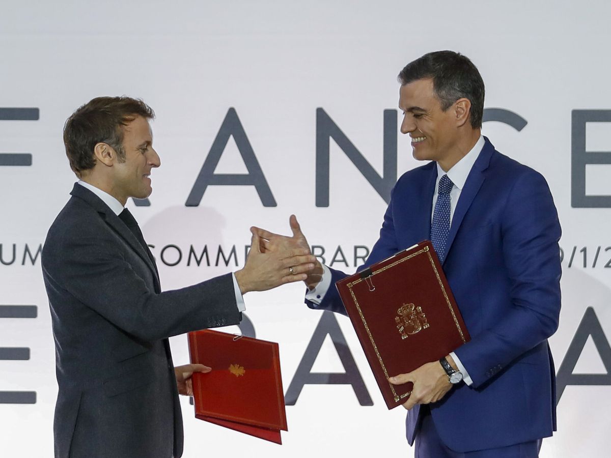 Foto: Los presidentes de Francia y España, Emmanuel Macron y Pedro Sánchez. (EFE/Andreu Dalmau) 