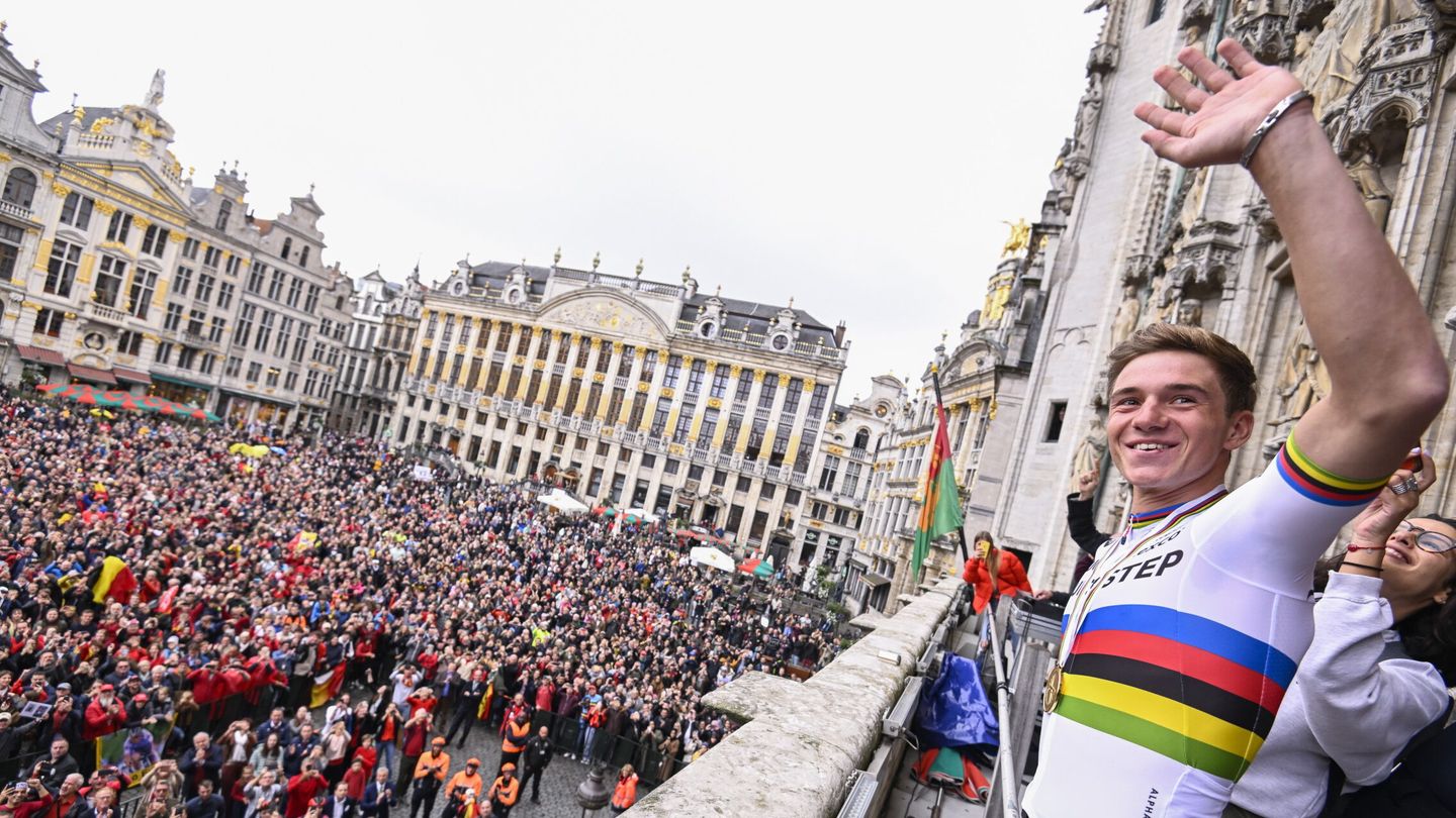 Evenepoel celebra su victoria en el Mundial. (Reuters/Christian Hartmann)