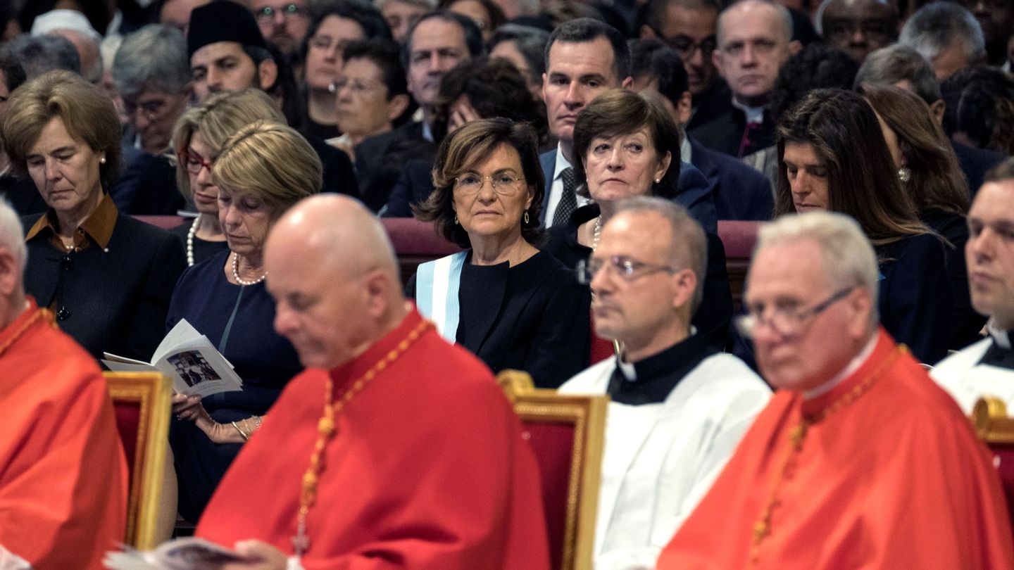 La vicepresidenta del Gobierno en funciones, Carmen Calvo, asiste en la basílica de San Pedro al consistorio para la creación de 13 nuevos cardenales, el pasado 5 de octubre en la Ciudad del Vaticano. (EFE)